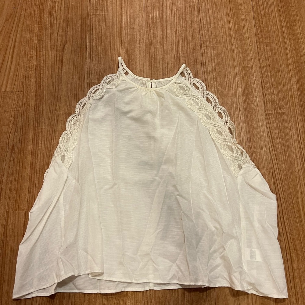 White tank/blouse with lace edge